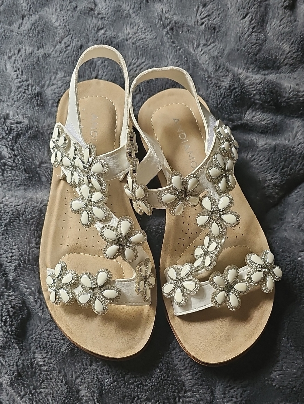 Andiamo Women's White Floral Embellished Slingback Sandals